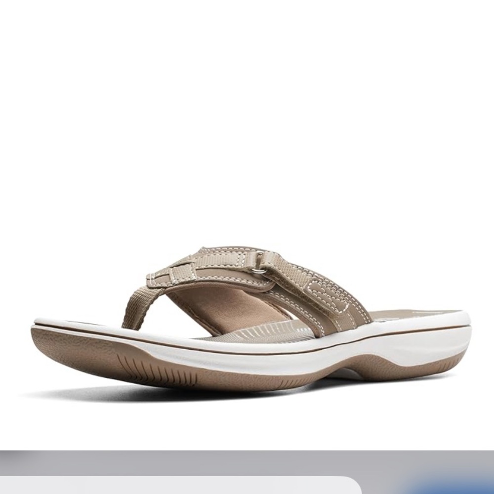 Clark’s flip flops breeze beige sand dollar design size 8 women’s olive green